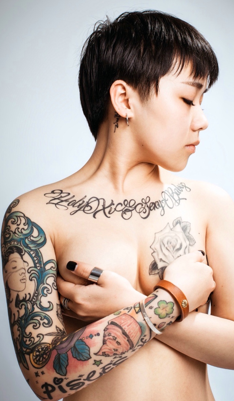 点击大图看下一张：短发女生胸前与花臂的个性纹身图片(1/1)