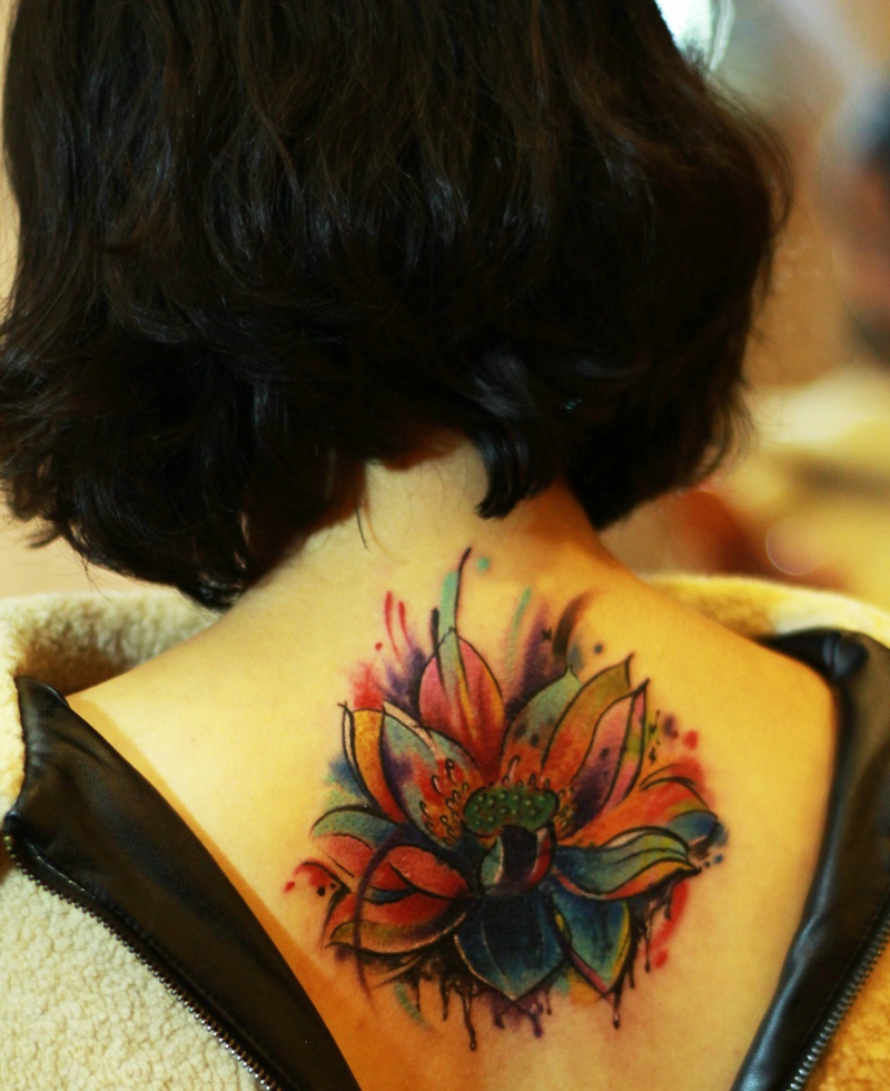 点击大图看下一张：五颜六色的盛开莲花背部纹身图片(1/1)