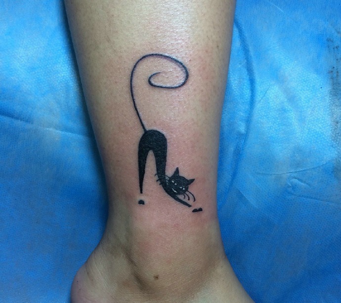 点击大图看下一张：慵懒可爱的小猫腿部纹身图片(2/2)