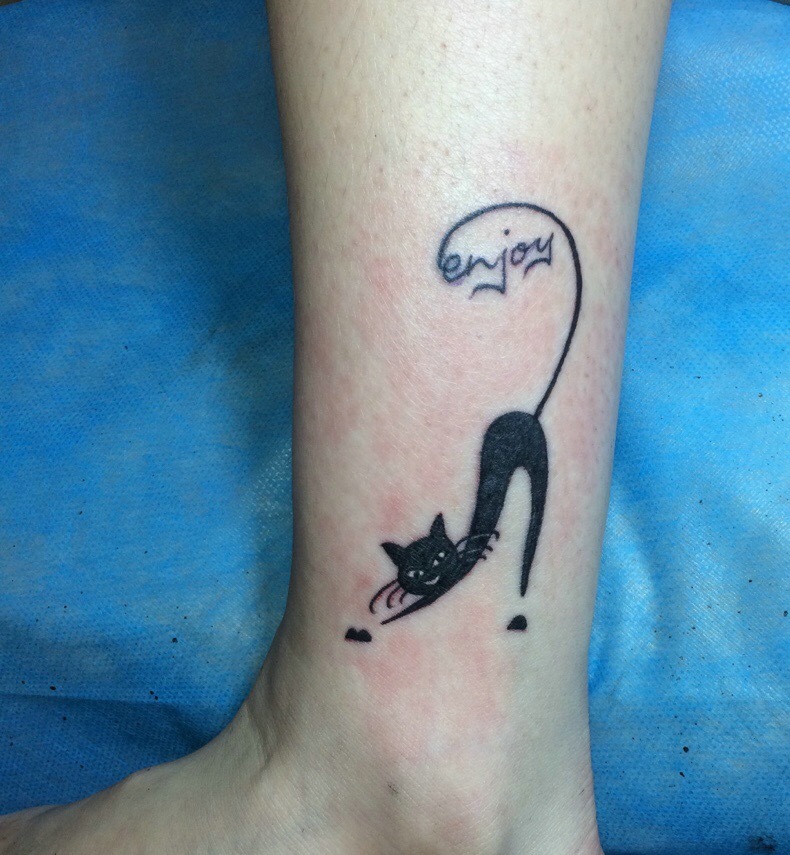 点击大图看下一张：慵懒可爱的小猫腿部纹身图片(1/2)