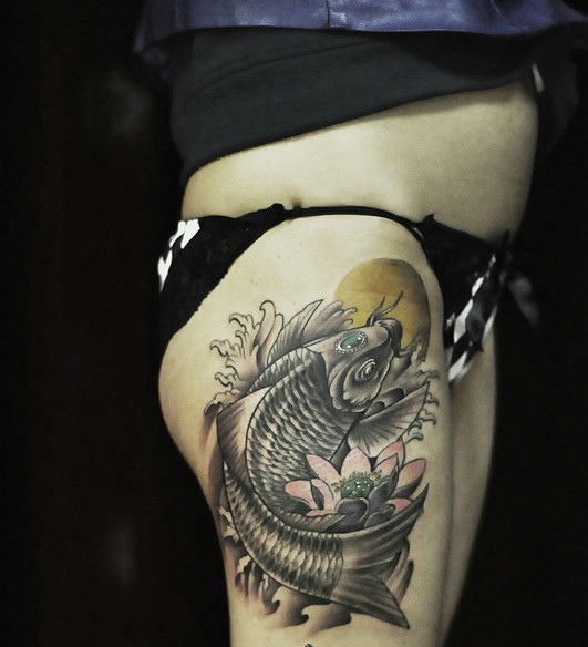 点击大图看下一张：活力玲珑的黑白鲤鱼纹身图片(1/2)