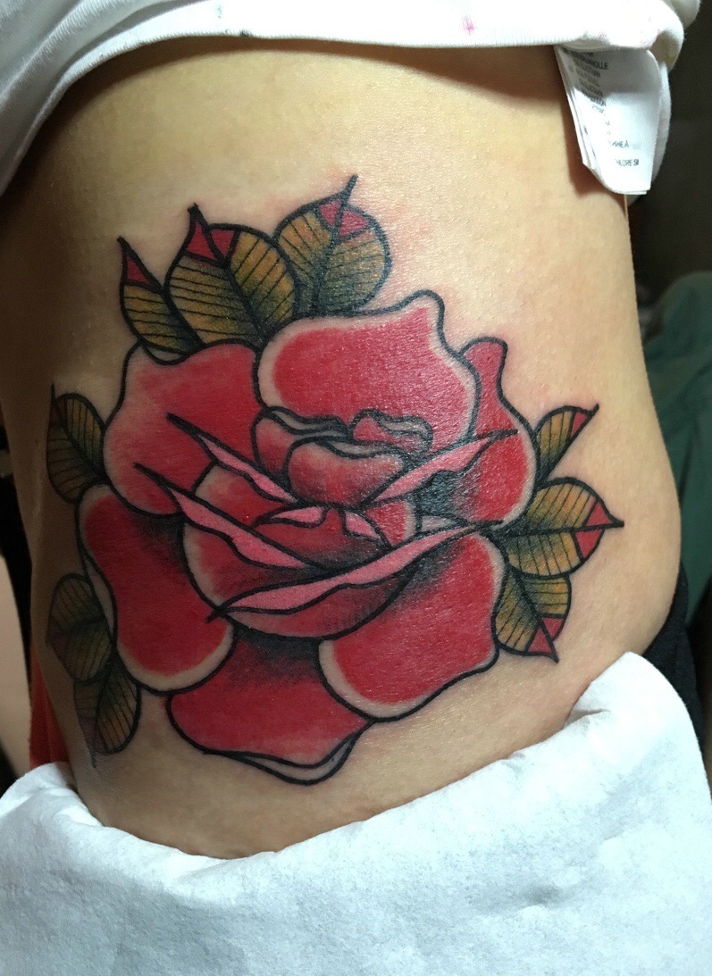 点击大图看下一张：适合女生的大红色玫瑰花朵纹身图片(1/1)