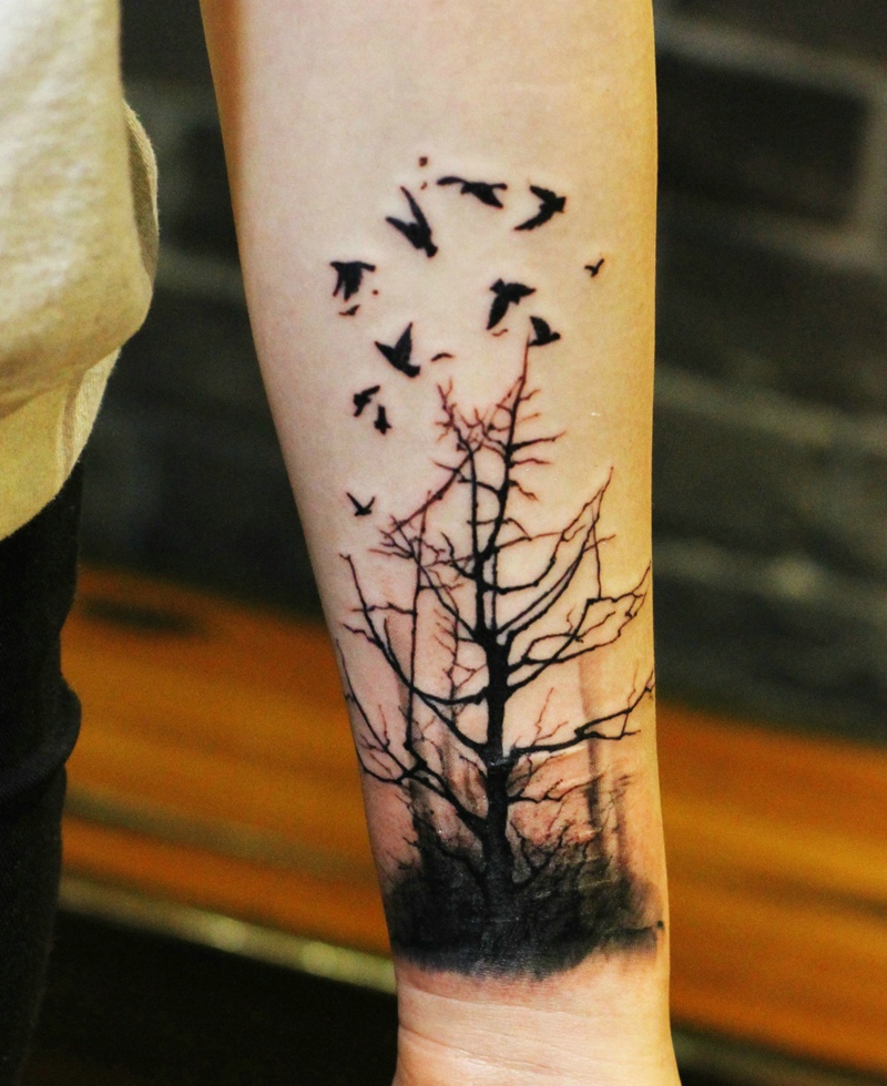 点击大图看下一张：小树枝与小燕子结合的手臂纹身图片(1/1)