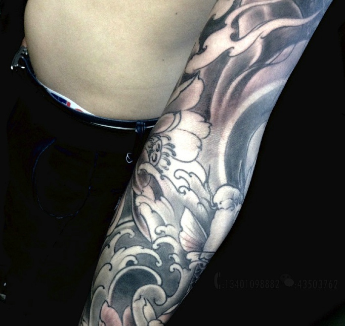 点击大图看下一张：具有男人味的黑白花臂纹身图片(1/3)