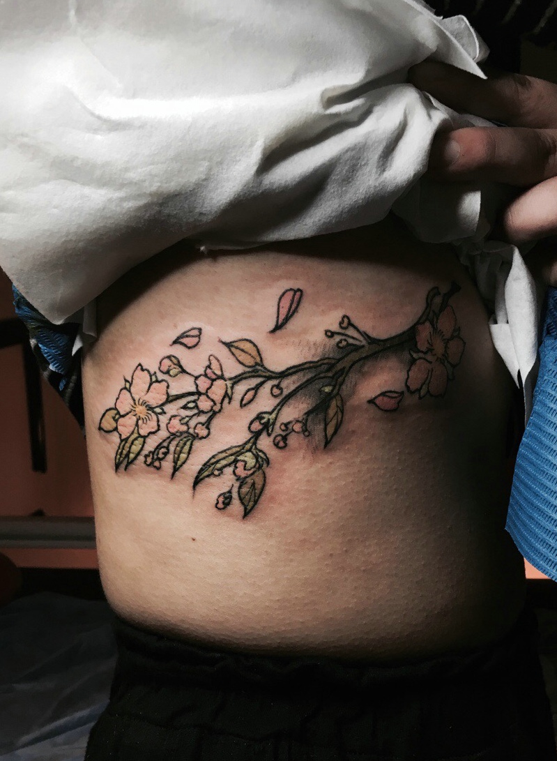 点击大图看下一张：侧腰部的小清新樱花纹身图片很唯美(1/1)