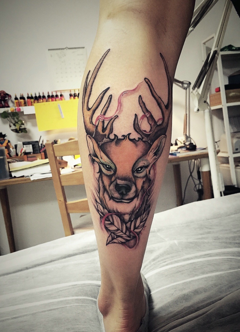 点击大图看下一张：小腿内侧可爱的彩色小鹿纹身图片(2/2)