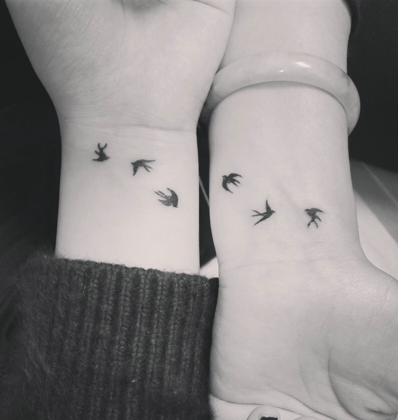 点击大图看下一张：手腕上的小燕子情侣纹身图片自由飞翔(1/1)