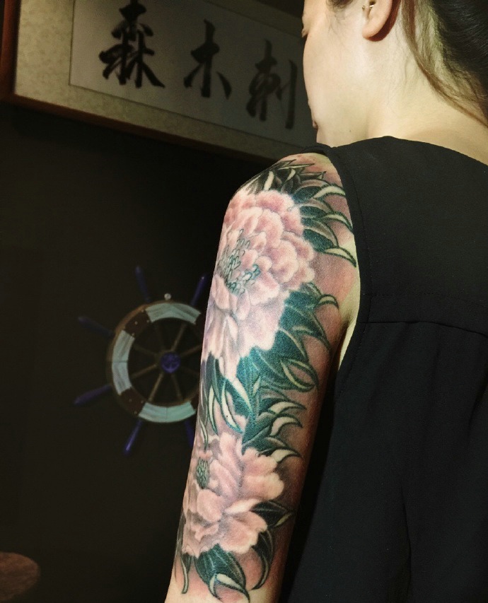 点击大图看下一张：时尚漂亮的花臂牡丹花纹身图片(1/2)