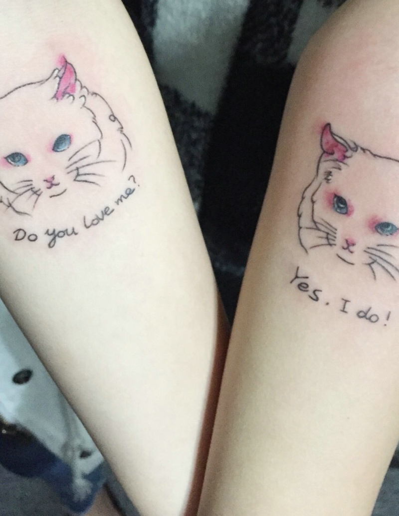 点击大图看下一张：潮女双手臂的可爱小花猫纹身图片(1/1)