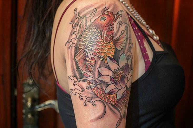 点击大图看下一张：吊带衣美女大臂红鲤鱼纹身图片(1/1)