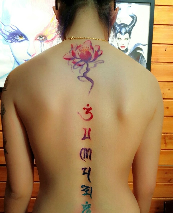 点击大图看下一张：莲花与梵文结合的后背纹身图片(1/2)