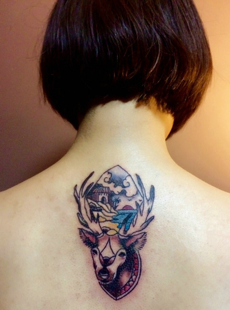 点击大图看下一张：女生背部有着与众不同的图腾纹身图片(1/1)