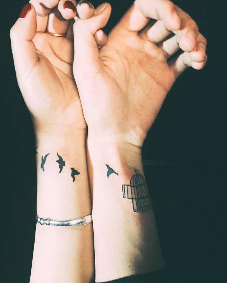 点击大图看下一张：手腕小清新的燕子情侣纹身图片(1/1)