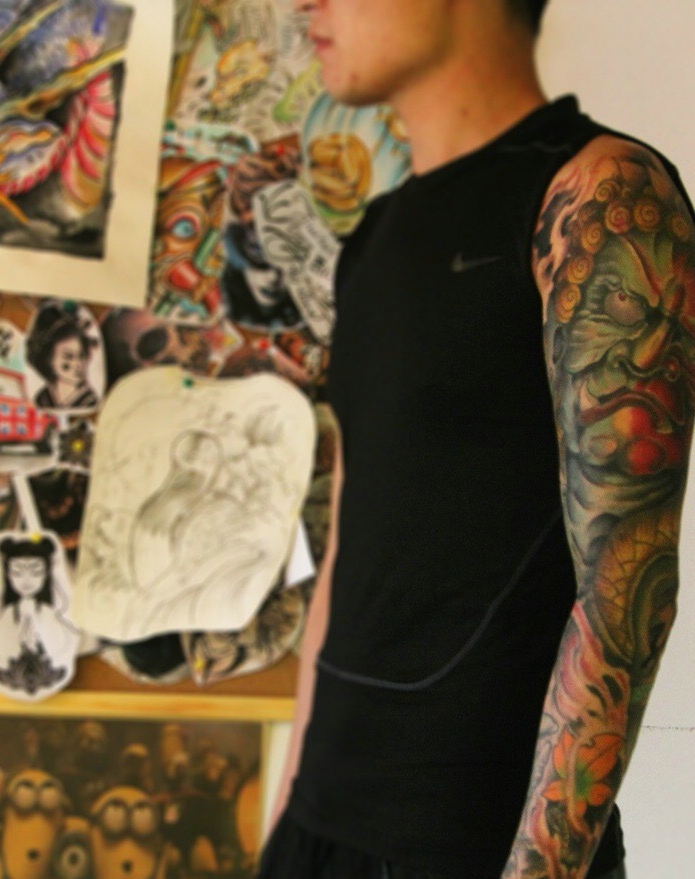 点击大图看下一张：黑衣男士花臂纹身图案非常的酷(1/1)