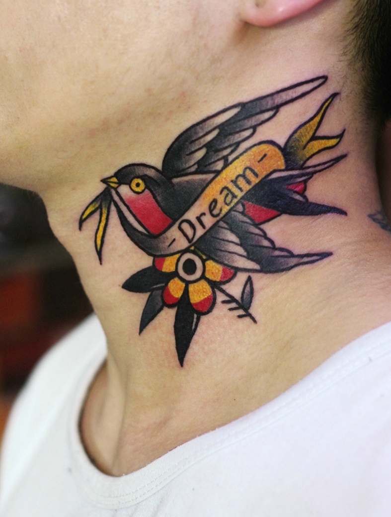 点击大图看下一张：颈部燕子纹身图片是那么的抢眼(1/1)