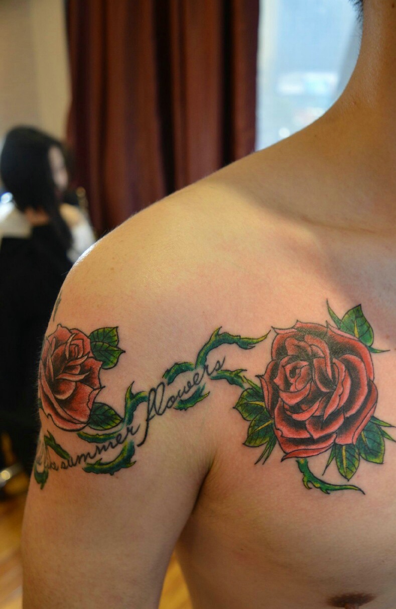 点击大图看下一张：男士也能hold住的红玫瑰纹身图片(2/3)