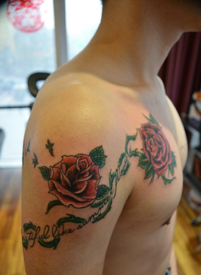 点击大图看下一张：男士也能hold住的红玫瑰纹身图片(1/3)