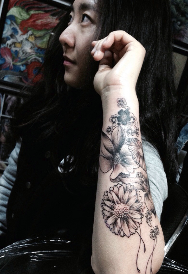 点击大图看下一张：女生手臂上的漂亮黑白花朵纹身图片(1/1)