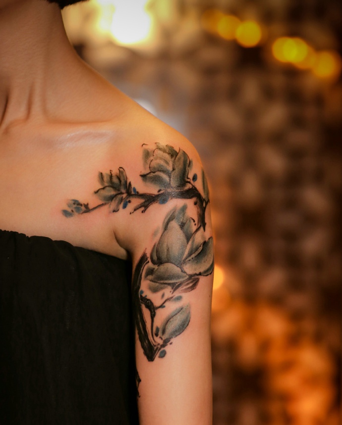 点击大图看下一张：一组非常唯美的手臂花朵纹身图案(4/5)