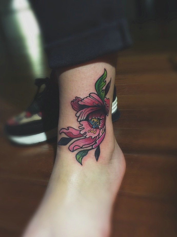 点击大图看下一张：脚背个性时尚的花朵纹身图片(1/1)