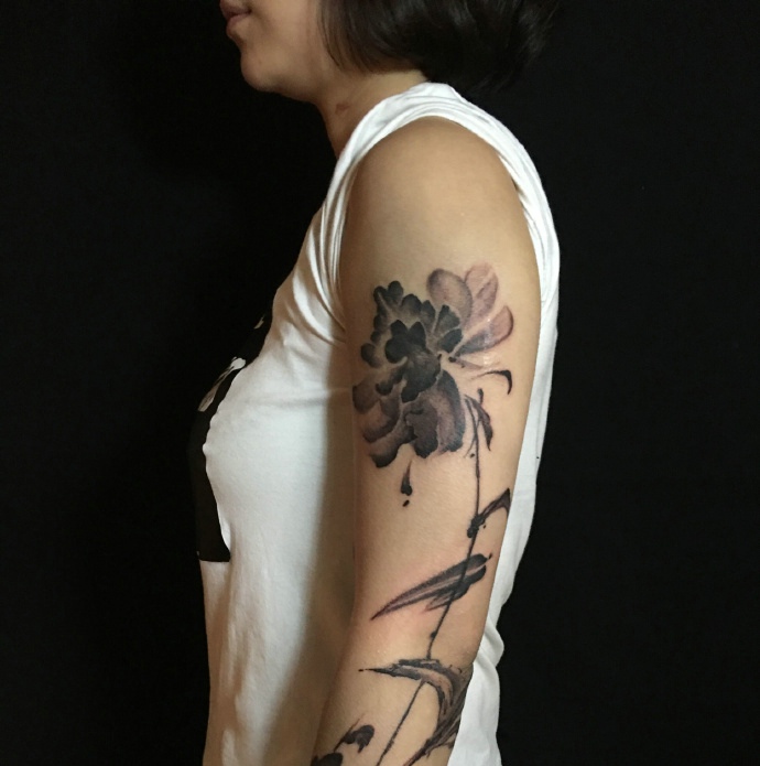 点击大图看下一张：个性女生手臂水彩花朵纹身图片(1/2)