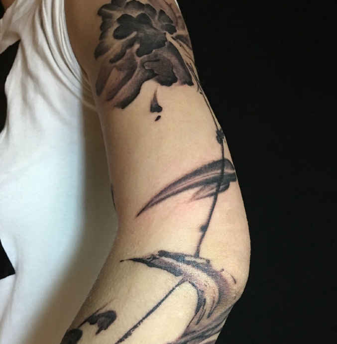 点击大图看下一张：个性女生手臂水彩花朵纹身图片(2/2)