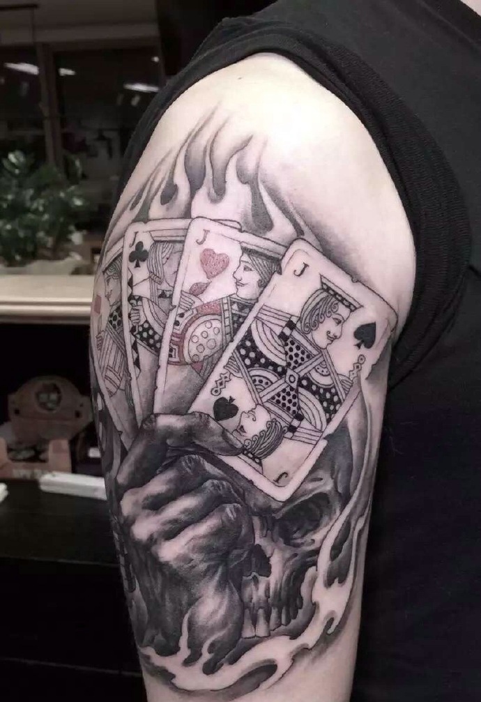 点击大图看下一张：手握扑克牌的大臂个性纹身图案(1/2)