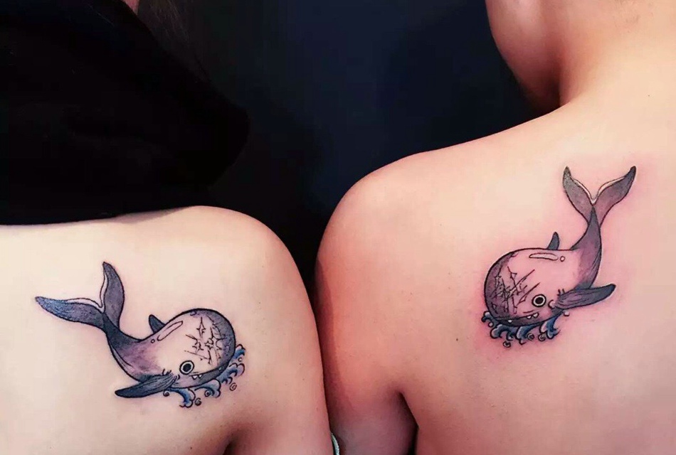 点击大图看下一张：情侣肩背有着活跃小海豚纹身图片(1/1)