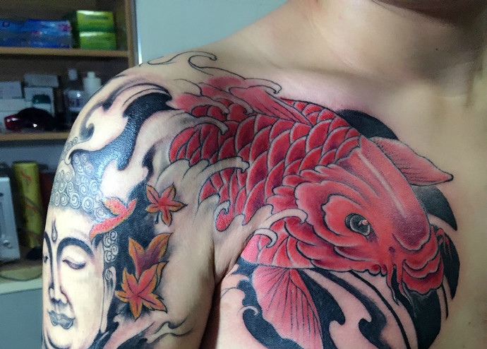 点击大图看下一张：红鲤鱼与佛祖结合的半甲纹身图片(1/2)