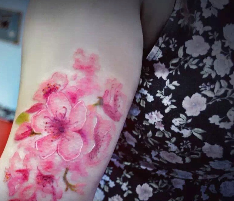 点击大图看下一张：花衣女子手臂有着樱花纹身图片很唯美(1/1)