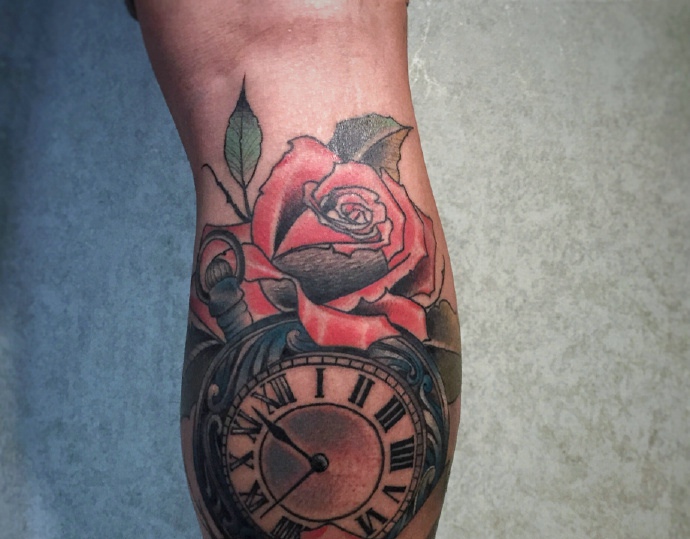 点击大图看下一张：钟表与红玫瑰一起的美丽纹身图片(1/2)