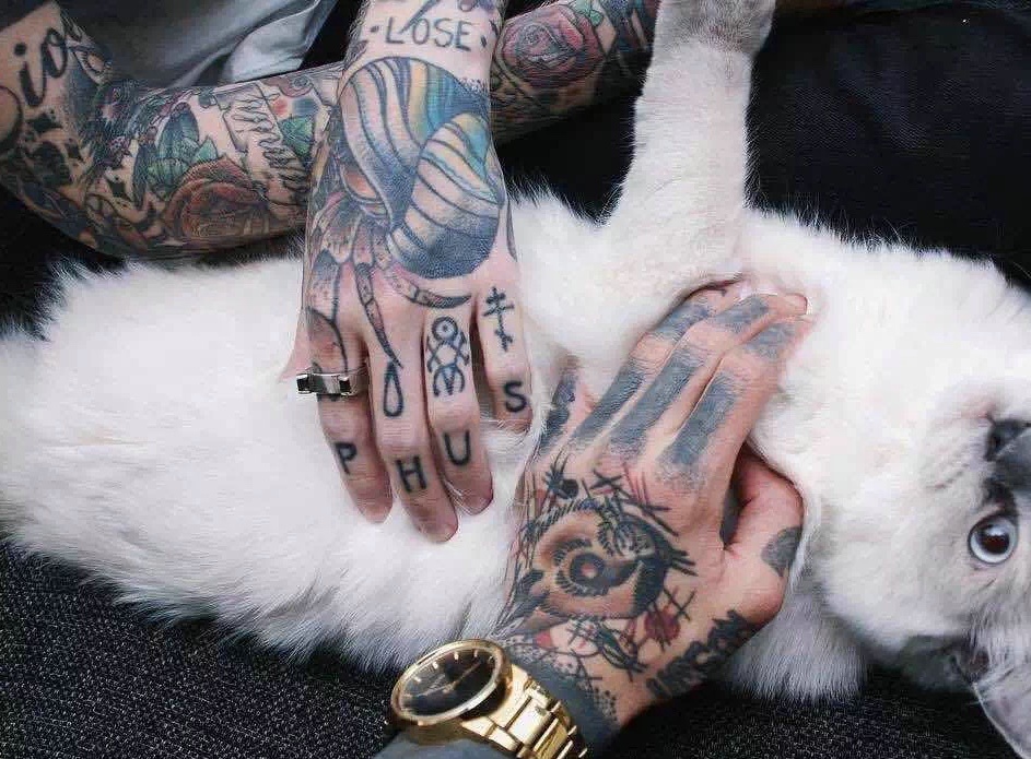 点击大图看下一张：对宠物宠爱有佳的情侣花臂纹身图片(1/1)