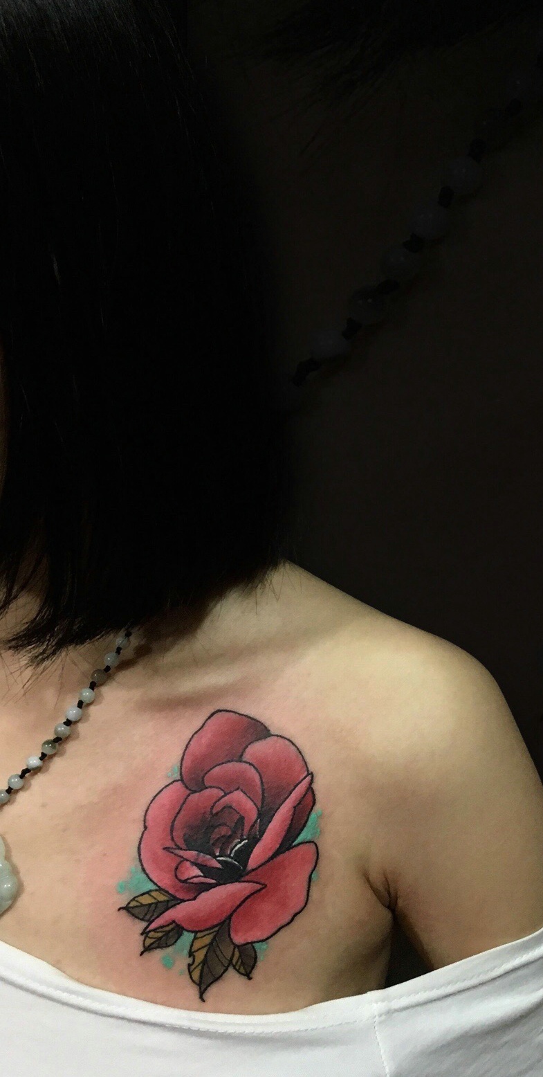 点击大图看下一张：美女胸前一只玫瑰花纹身图片很性感(1/1)