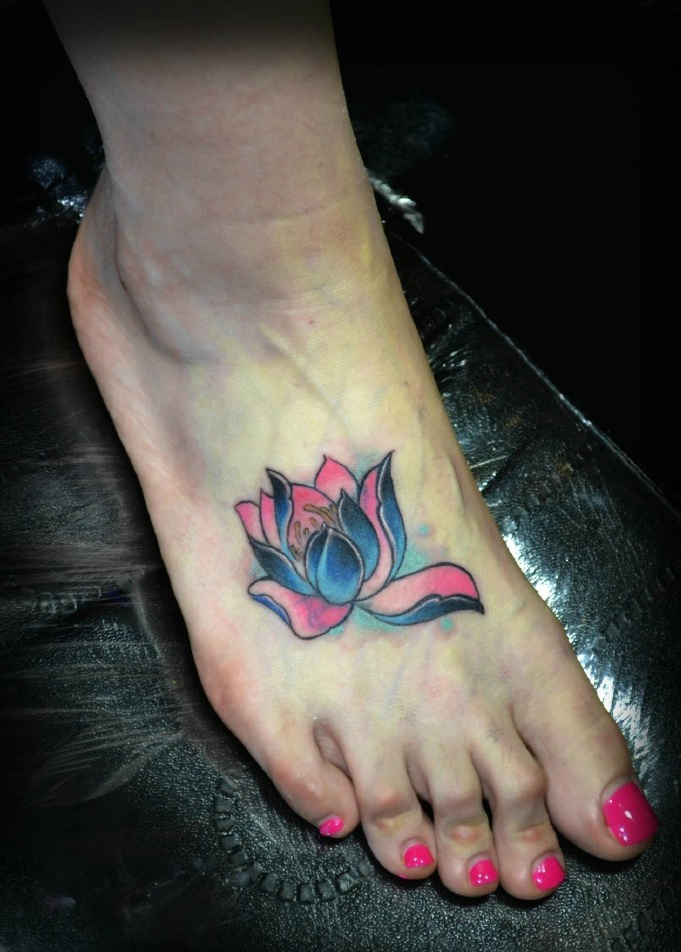 点击大图看下一张：性感的脚背有着一朵莲花纹身图片(1/1)