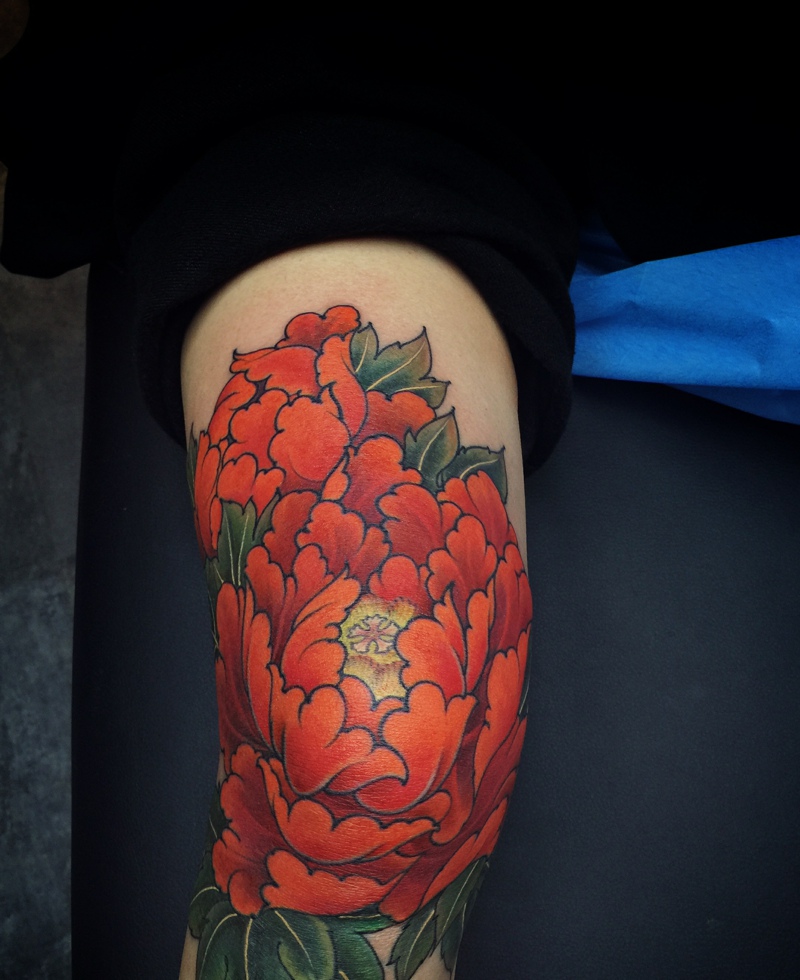 点击大图看下一张：包小腿大红花朵纹身图片很惊艳(1/1)