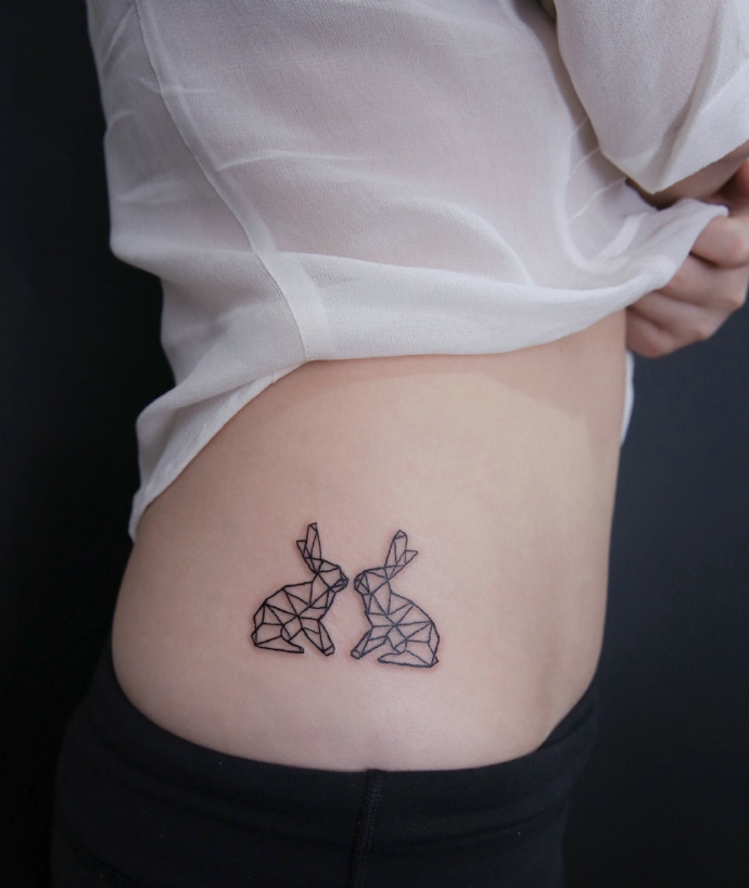 点击大图看下一张：白衣美女侧腰部几何兔子纹身图片(1/1)