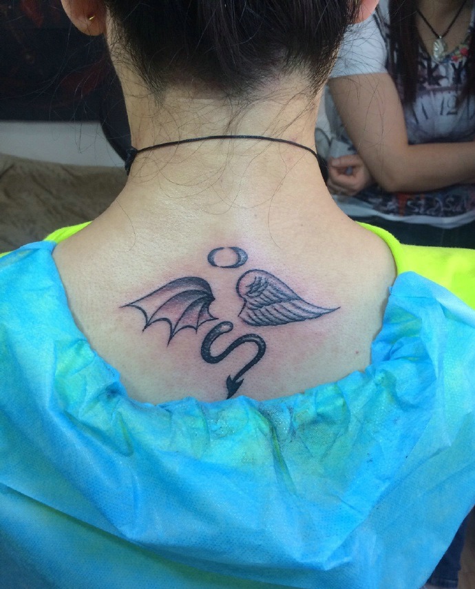 点击大图看下一张:90后小女生后背时尚个性纹身图片(1/1)