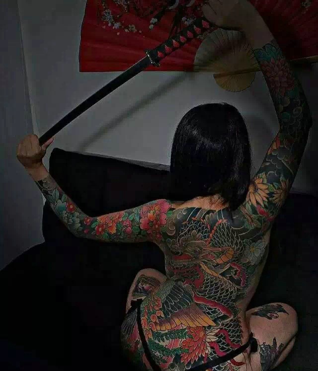 点击大图看下一张：日本女生满背传统邪龙纹身图片(1/1)