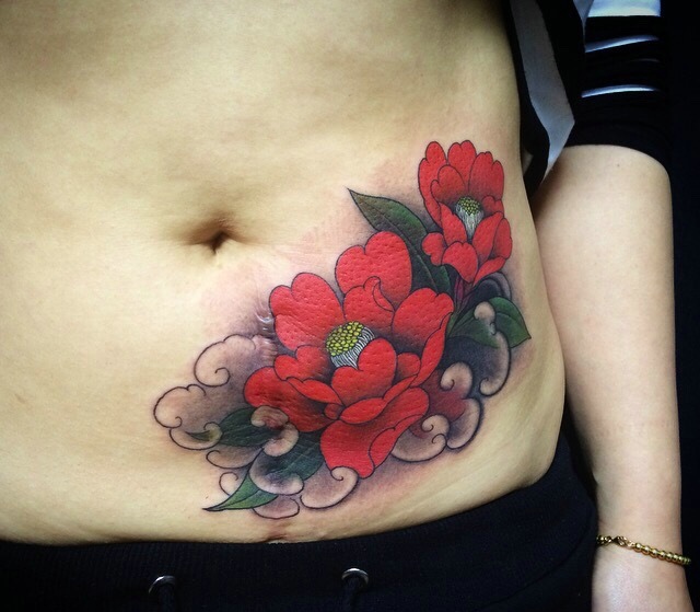 点击大图看下一张：女生腹部上的大红花朵纹身图片很妖艳(1/1)