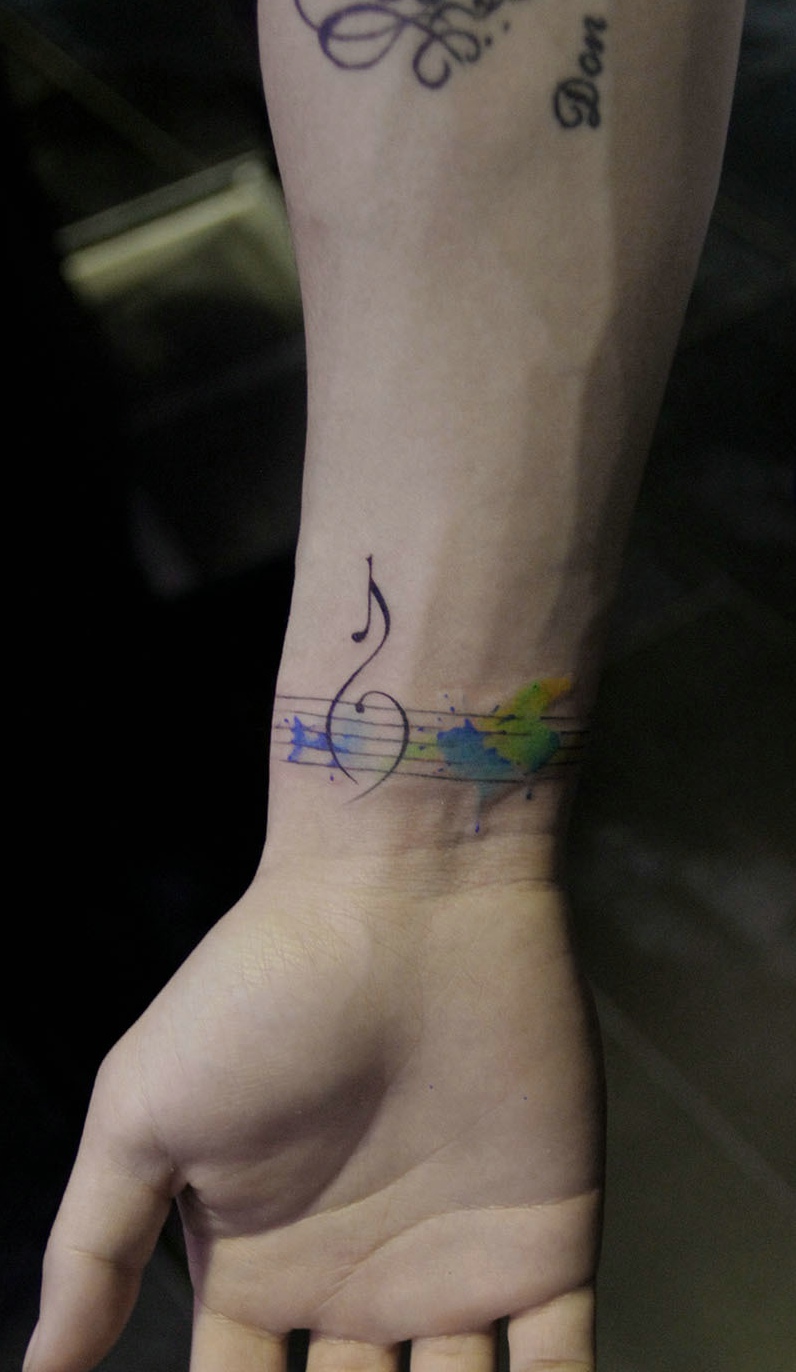 点击大图看下一张：热爱音乐的小伙手臂音乐符纹身图片(2/2)