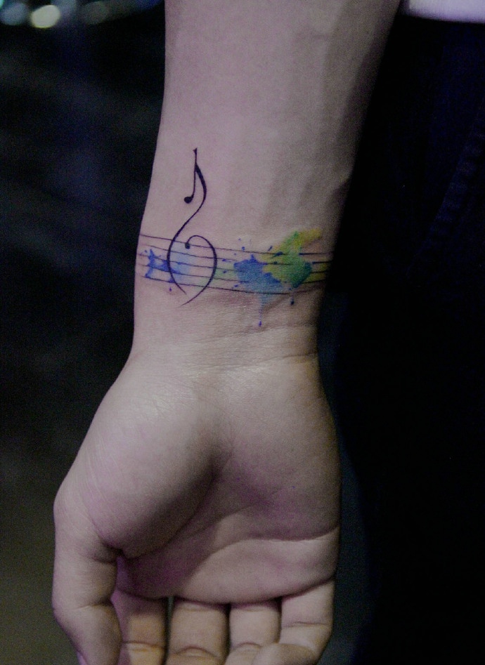 点击大图看下一张：热爱音乐的小伙手臂音乐符纹身图片(1/2)