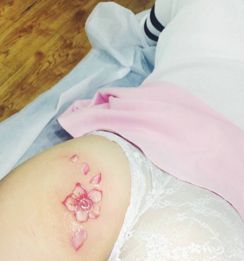点击大图看下一张：适合小女生的性感粉红樱花纹身图片(2/2)