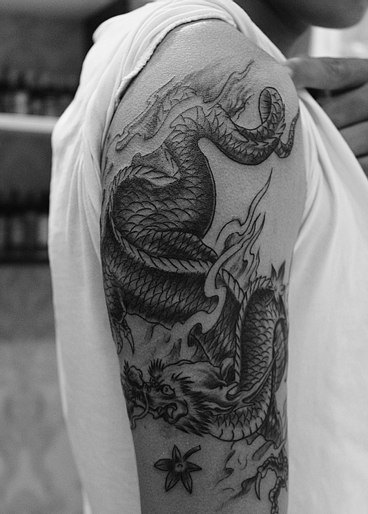 点击大图看下一张：大臂黑灰邪龙纹身图片帅的不要不要的(1/1)