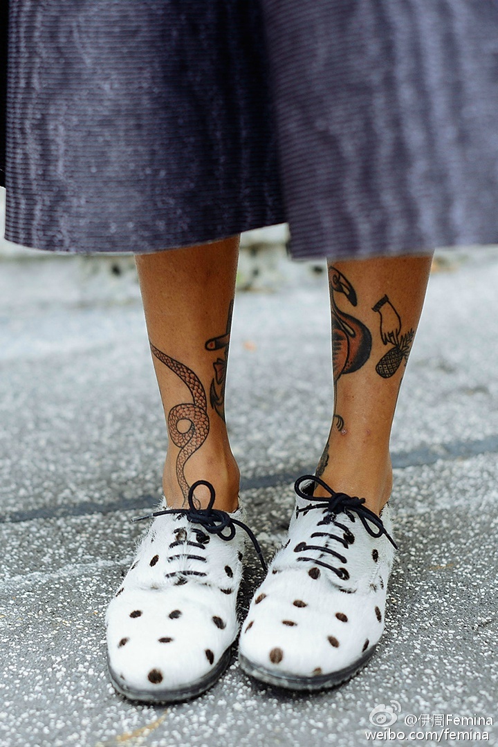 点击大图看下一张：街头女生双小腿纹身图片时尚美丽(1/1)