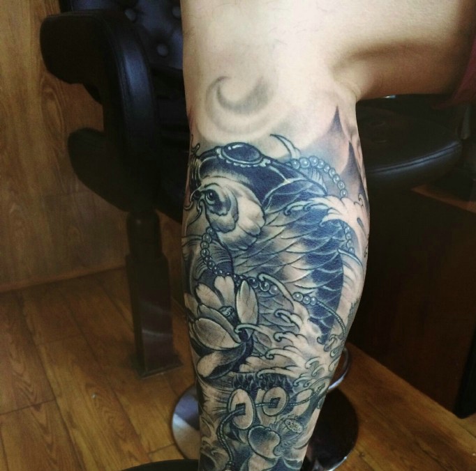 点击大图看下一张：包小腿鲤鱼纹身图片财运连连(1/1)