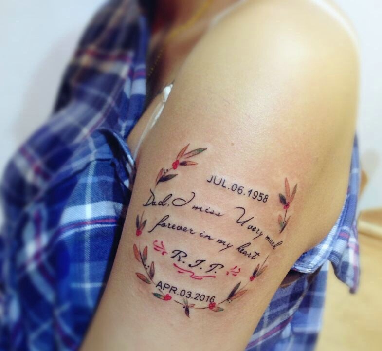 点击大图看下一张：女生大臂英文与数字一起的纹身图片(1/1)