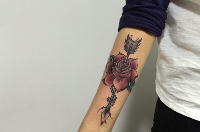 点击大图看下一张：刺伤一朵玫瑰手臂纹身图片(1/1)