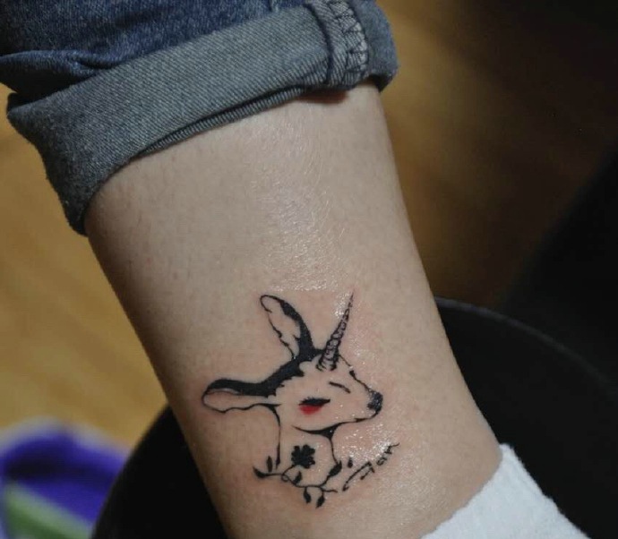 点击大图看下一张：裸脚上的鹿头纹身图片超级可爱(1/1)