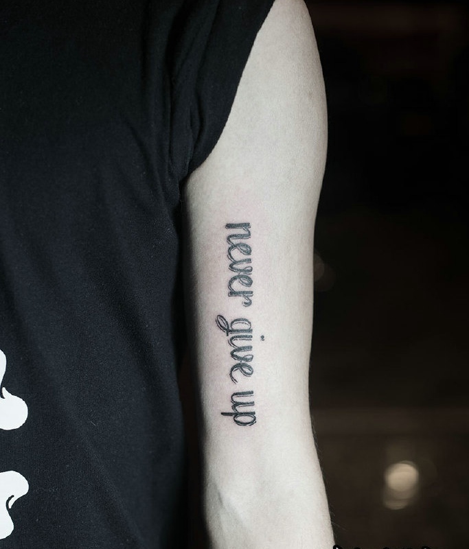 点击大图看下一张:隐藏在手臂内侧英文单词纹身图片(1/1)