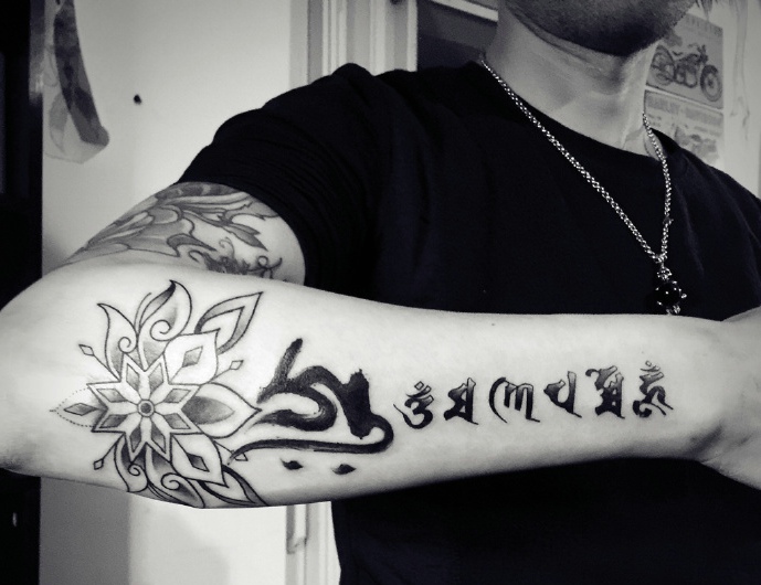 点击大图看下一张：莲花与梵文结合的手臂纹身图片(1/2)